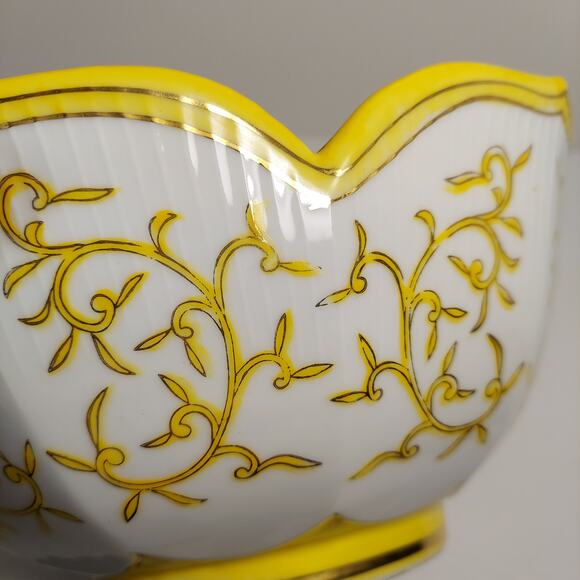 Yellow Lotus Bowl Andrea Sadek 9.5" Japan Hand Painted Scalloped Edge Gold Red - Picture 4 of 9